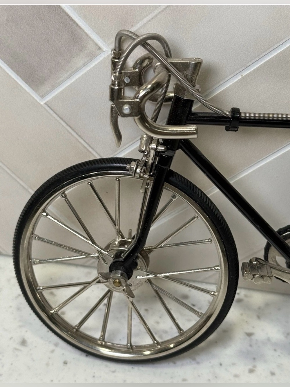 Miniature 7.5" Road Bicycle Model - Working
Parts, Detailed Metal Replica 1:10 - Picture 3 of 12